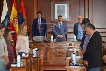 Telde guarda un minuto de silencio por las víctimas de violencia de género y aprueba dos manifiestos (Foto TA Y Francisco Javier Santana)